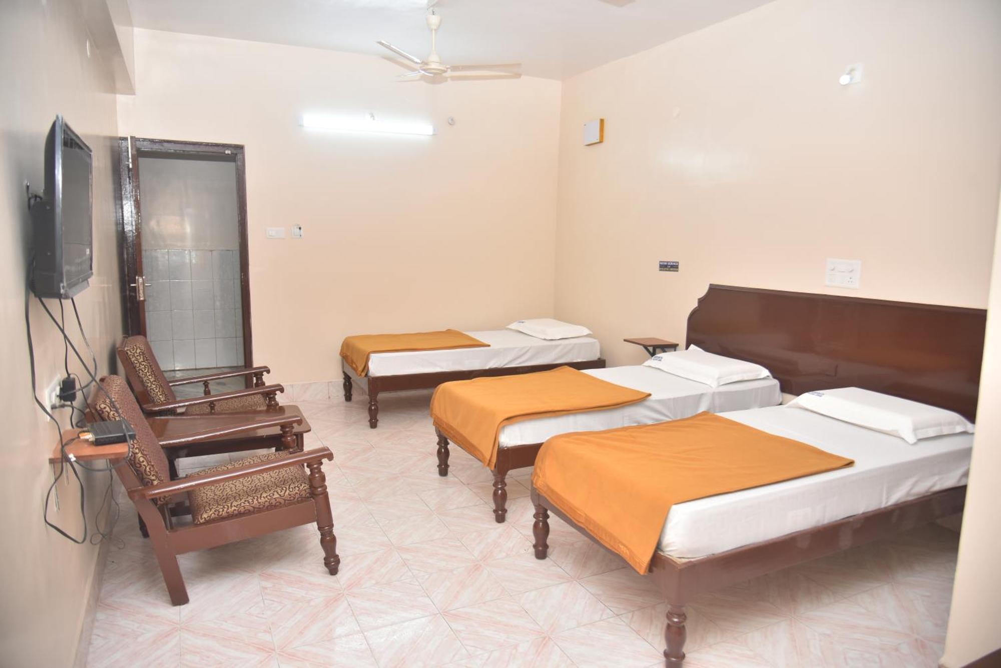 Arihanth Deluxe Lodge Shimoga Exterior foto