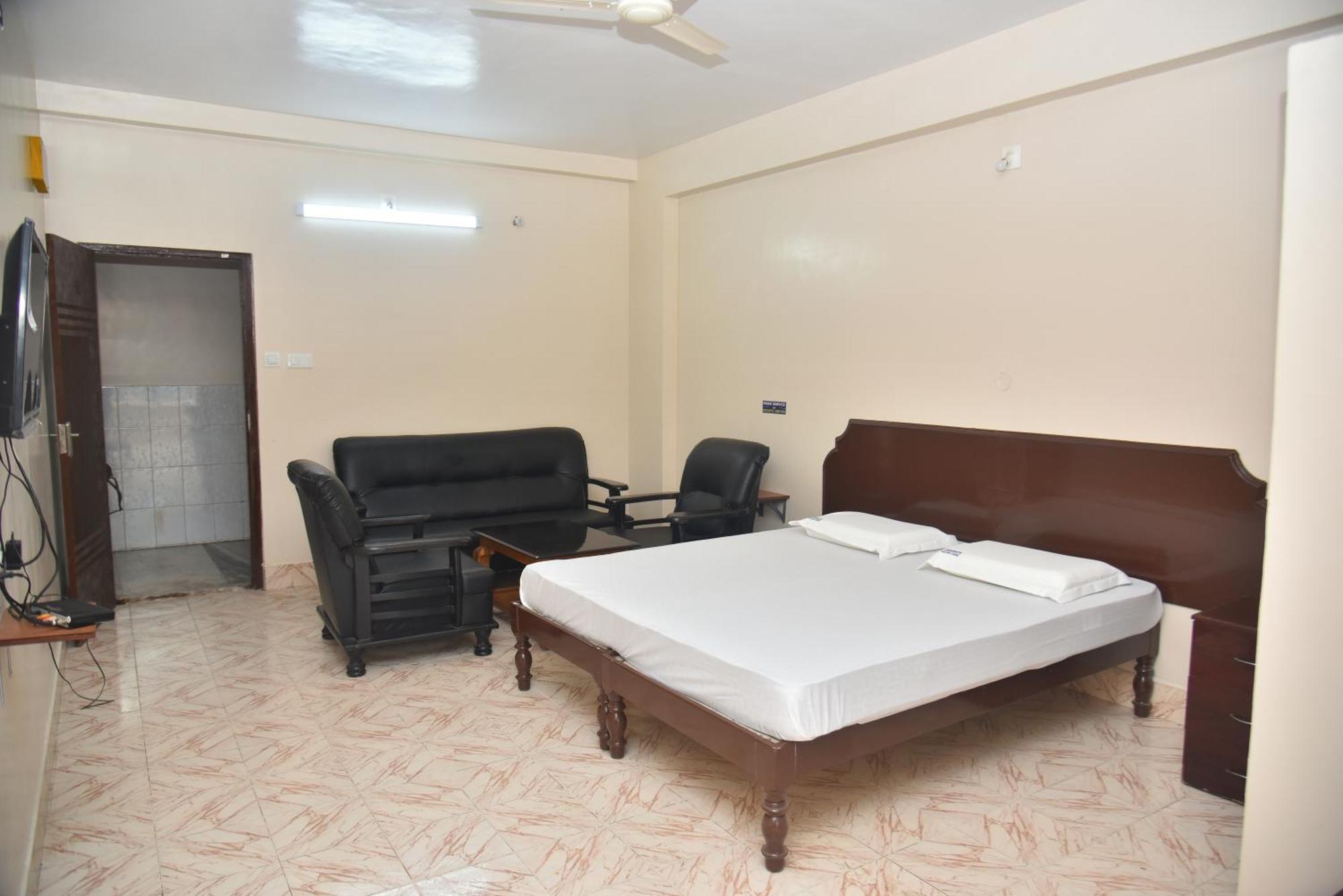 Arihanth Deluxe Lodge Shimoga Exterior foto